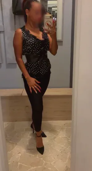 Lara, 36