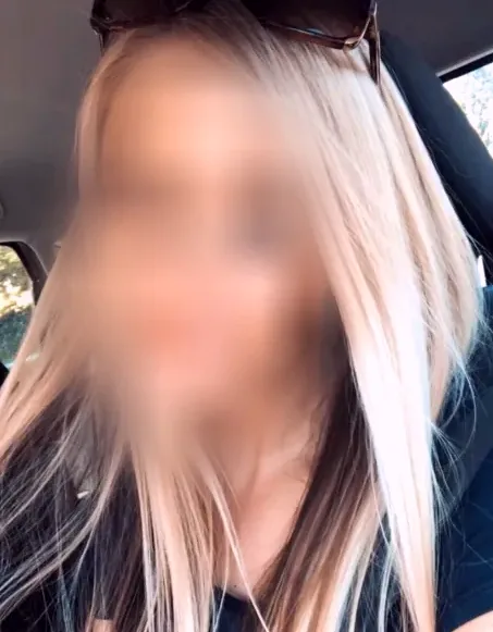 Sabrina, 35