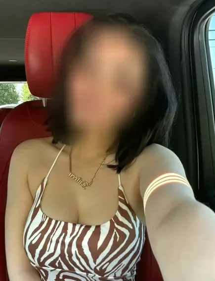 Sabrina, 27