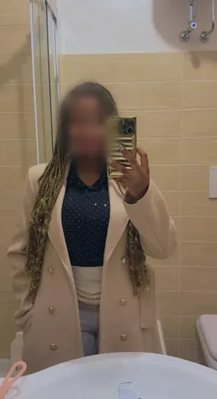 Sophie, 27